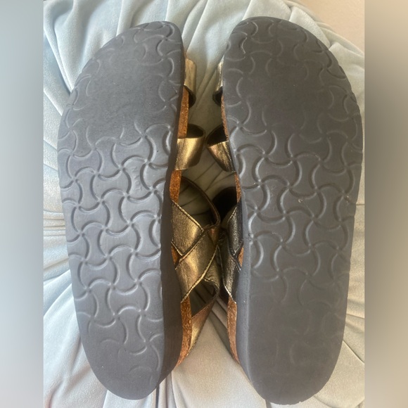 🎀 Naot Leather Strappy Sandals size 10 super comfy and cute - Picture 4 of 5